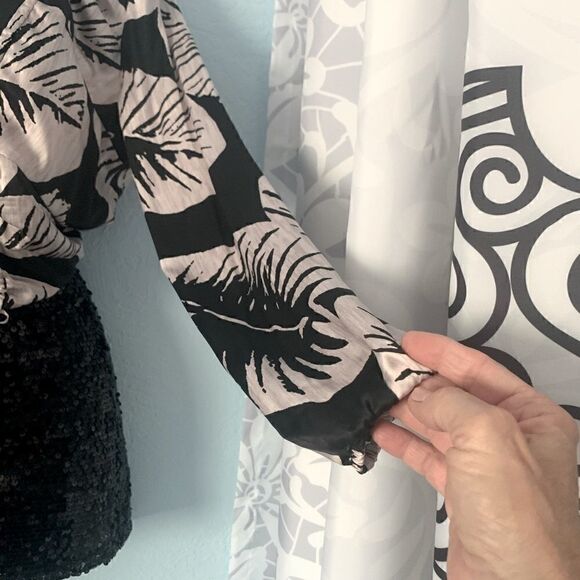 Kendall & Kylie Black & Gray Long Sleeve Silk Crop Top Size Medium - Picture 6 of 11